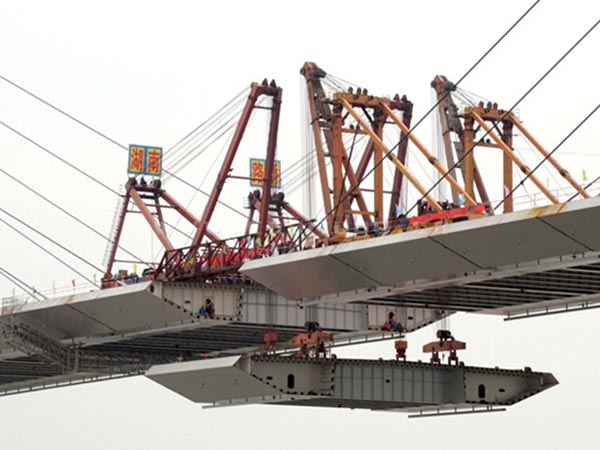 segmental-gantry-lifter for balanced cantilever construction