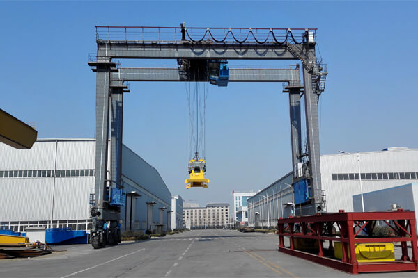 mobile-rubber-tyred-container-gantry-crane-working-for-40ft-container