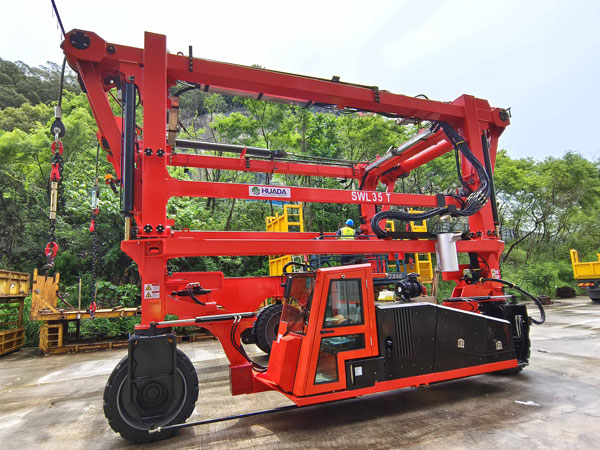 35T Straddle Carrier